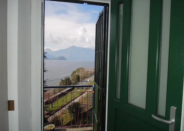 Una Finestra Sul Lago 아파트 *