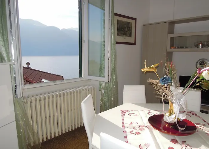 Una Finestra Sul Lago 아파트 *